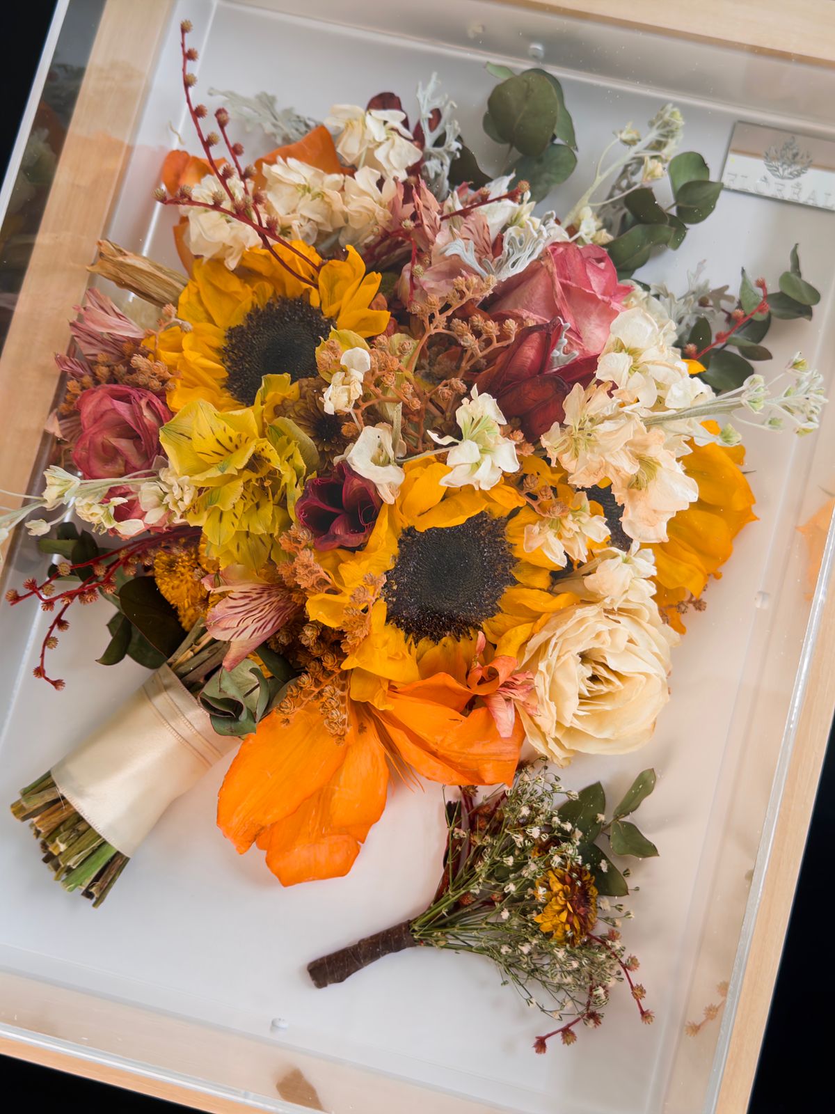 Girassóis, rosas e flores coloridas preservados em quadro